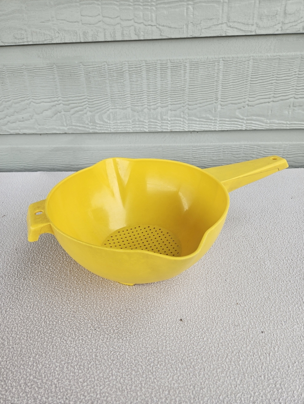 VTG Tupperware #1523-3 Yellow 2 Quart Strainer Colander w/ Handle Double Spout